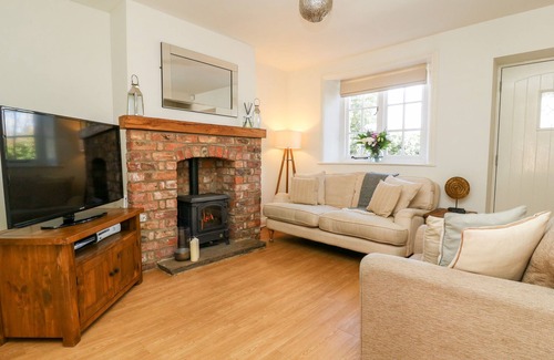 Brantingham Cottage | 5 POND VIEW COTTAGES, pet friendly, with a garden in South Cave