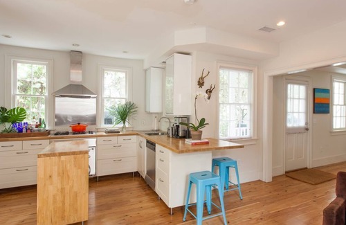 Radcliffeborough House | 5 Queen Beds, Historic Walkable Downtown Living