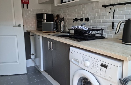 Quinns Rocks Apartment | 5* Reviews - Adorable queen bedded apartment close to the ocean