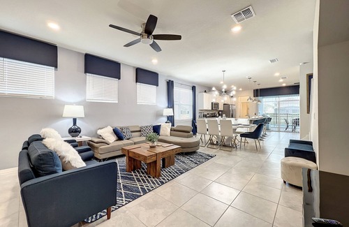 Loughman House | 5⭐ Solterra Villa with Lake View 20% Off Nightly Rent for remaining 2025 dates