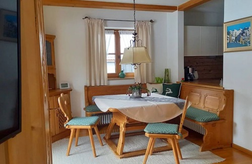Obergrainau Apartment | 5-star apartment "Wank" in Grainau & garden/lawn.
