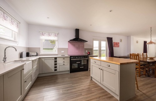 Lauder House | 5 Star Award Winning House - The Capercaillie - sleeps 10 with Hot Tub