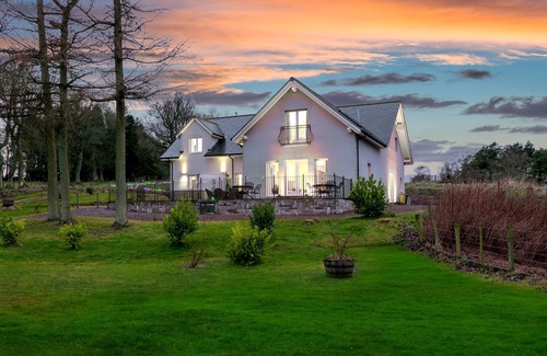 Lauder House | 5 Star Award Winning House - The Capercaillie - sleeps 10 with Hot Tub