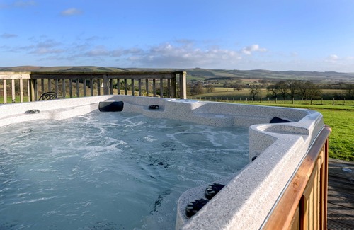 Lauder Ski Chalet | 5 Star Award Winning -The Lamont Your Luxury Getaway with Hot Tub near Edinburgh
