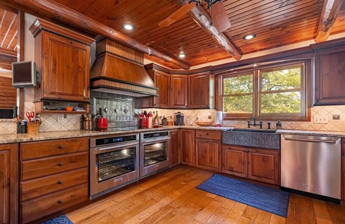 Murphysboro House | 5 Star Cabin LUXURY AMMENITIES W/POOL HTUB close to WINE TRAIL, HIKING, FISHING