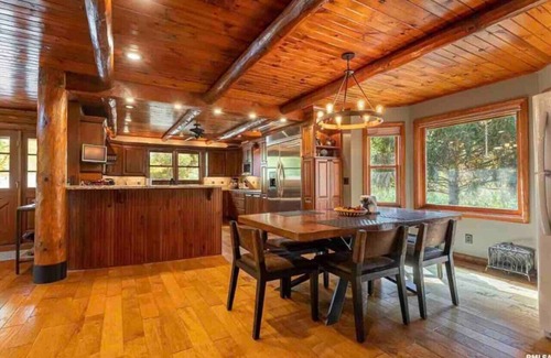 Murphysboro House | 5 Star Cabin LUXURY AMMENITIES W/POOL HTUB close to WINE TRAIL, HIKING, FISHING