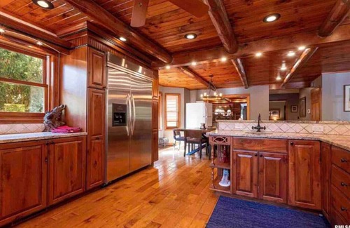 Murphysboro House | 5 Star Cabin LUXURY AMMENITIES W/POOL HTUB close to WINE TRAIL, HIKING, FISHING