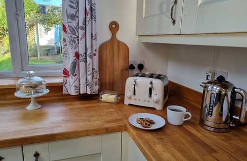 Brighstone House | 5 Star, Cosy, characterful thatch cottage in a designated area of natural beauty