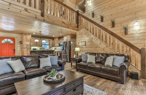 Eagle Mountain Cabin | 5-Star, Dog friendly, fence, hot tub, fire pit, tri-level, screened deck, piano!