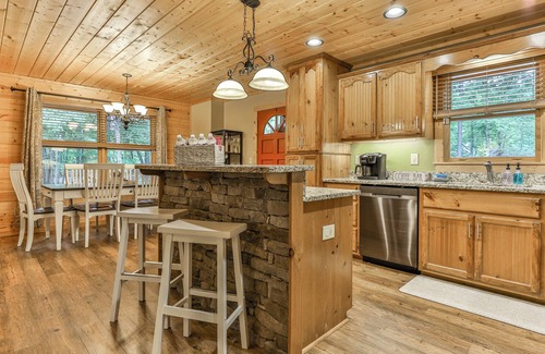 Eagle Mountain Cabin | 5-Star, Dog friendly, fence, hot tub, fire pit, tri-level, screened deck, piano!