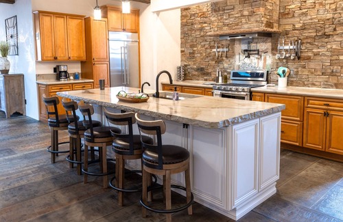 East Wenatchee Villa | 5 Star getaway, spa bath, 2 game rooms, hot tub, gourmet kitchen & pizza oven