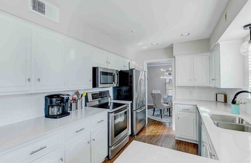 Northwest Dallas House | ★ 5 STAR Home - Guest Favorite! Chic Mid-Century Modern retreat just minutes from Dallas’ top attractions. Spacious 2,500 sq. ft. layout with 4 private bedrooms, 2 living rooms, and 2 dining areas.
