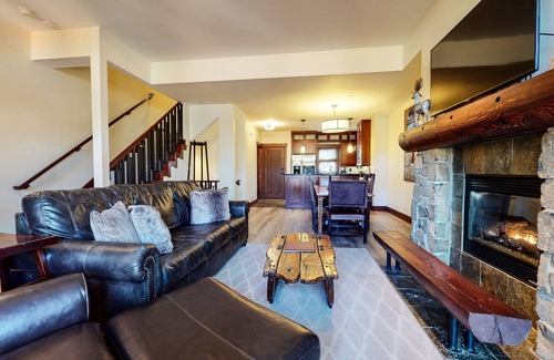 Mammoth Lakes Condo | 5-Star Home, Steps to Slopes & Eagle, Mountain Views, Jacuzzi & 2-Car Garage