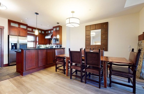 Mammoth Lakes Condo | 5-Star Home, Steps to Slopes & Eagle, Mountain Views, Jacuzzi & 2-Car Garage