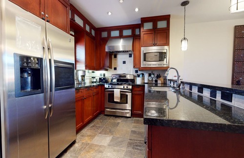 Mammoth Lakes Condo | 5-Star Home, Steps to Slopes & Eagle, Mountain Views, Jacuzzi & 2-Car Garage