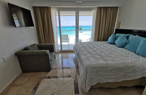 Punta Cancun Hotel | 5 star hotel! By the week only! Friday to Friday. one mo to 12 mo adv. booking.