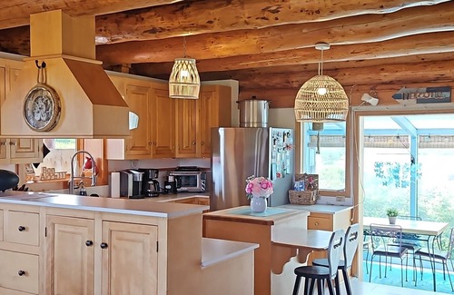 Cable Head East Cottage | 5 Star Log Beach House by the Ocean