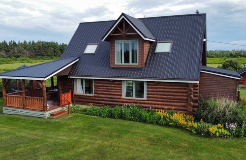 Cable Head East Cottage | 5 Star Log Beach House by the Ocean
