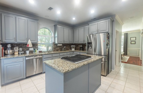 Barker House | 5-Star Luxury: 4King/2Full Beds, Pool & Chic Patio