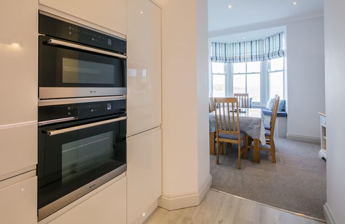 Tenby Apartment | 5 Star luxury, fabulous sea views, close to all shops and restaurants Apt 3