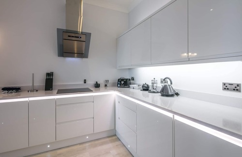 Tenby Apartment | 5 Star luxury, fabulous sea views, close to all shops and restaurants Apt 3