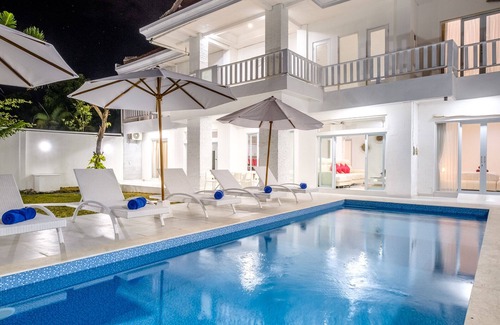 Dewi Sri Villa | 5 Star Luxury Minimalist Villa White Angel in Seminyak