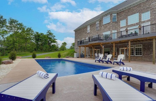 Clearville House | 5 -Star Luxury Mountain Getaway - Grandview Lodge - HEATED POOL IS OPEN !