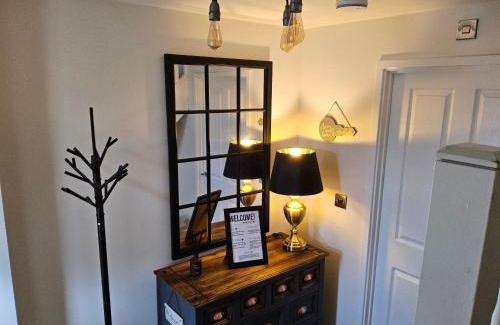 Doncaster House | 5 Star Luxury Small Cosy House with Lake View