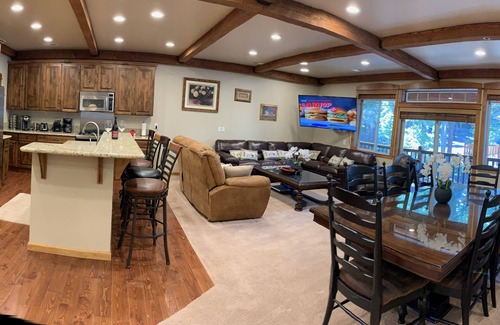Mammoth Lakes House | 5 Star Luxury, Stunning, LARGE 3 Bedroom, Walk to CANYON Lodge Chairlift Sleep 8