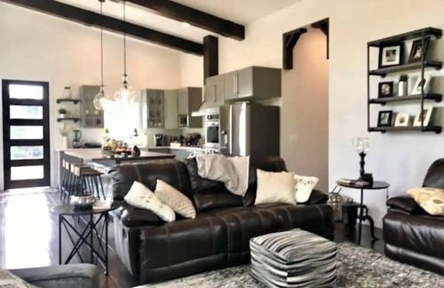 Gig Harbor House | 5 STAR Modern Bungalow in the heart of Downtown