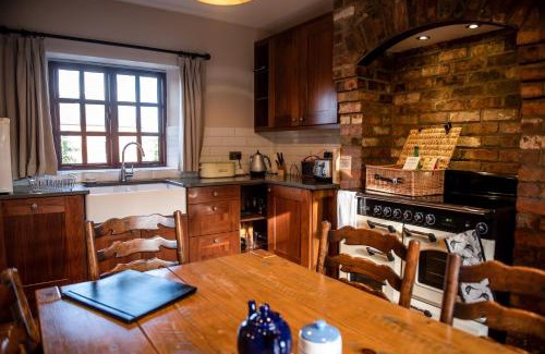 Bailliesmill Villa | 5 Star Romantic Rose Cottage with Roll-Top Bath