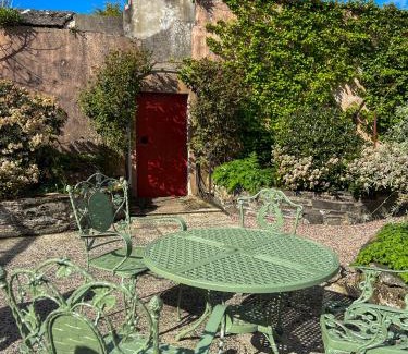 Bailliesmill Villa | 5 Star Romantic Rose Cottage with Roll-Top Bath