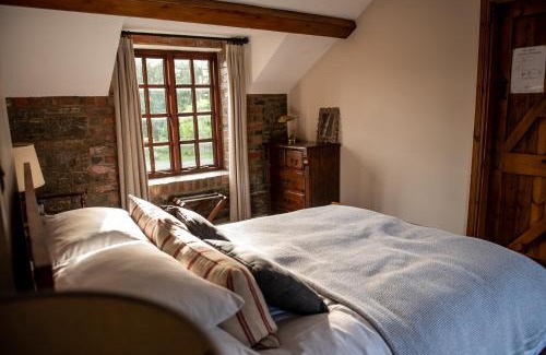 Bailliesmill Villa | 5 Star Romantic Rose Cottage with Roll-Top Bath