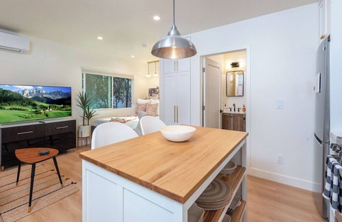 Pico - Robertson Cottage | 5-Star Urban Oasis with a Gourmet Kitchen, Tranquil Fountains and Fruit Trees