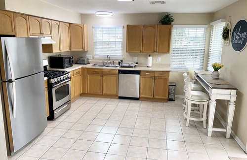 Lakeview Apartment | 5 Stars Very Safe. Clean & Comfy, Walkable Area