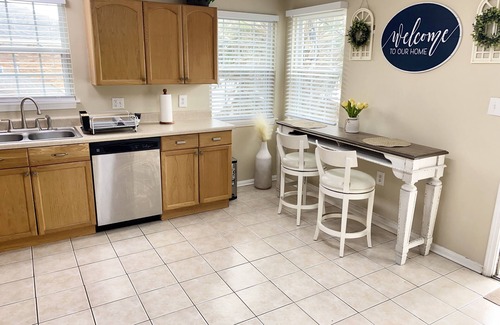 Lakeview Apartment | 5 Stars Very Safe. Clean & Comfy, Walkable Area