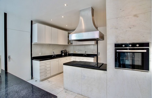 Copacabana Apartment | 5-suite penthouse in Copacabana with sea view