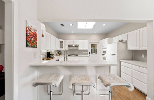 Boerne House | 5★ Texas Hill Country Retreat – 1400 sq ft, Walk to Shops + Private Patio