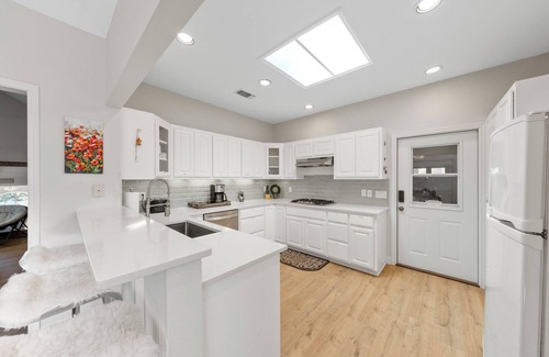 Boerne House | 5★ Texas Hill Country Retreat – 1400 sq ft, Walk to Shops + Private Patio
