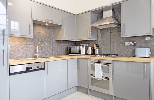 Midhurst Cottage | 5 The Clock House - a flat that sleeps 2 guests in 1 bedroom