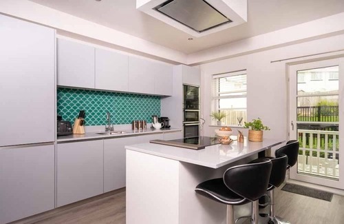 Porth House | 5 The Strand sleeps 9 guests footsteps from Porth beach