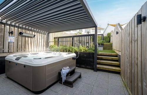 Porth House | 5 The Strand sleeps 9 guests footsteps from Porth beach