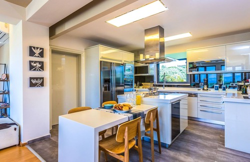 Kontomari Villa | 5' to Beach/Private Heated Pool/Seaview/Gym