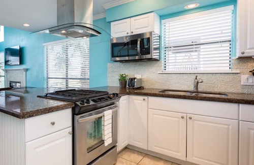 Jamaica Beach House | 5★ Waterfront home! Bikes, kayaks, fishing, fire pit, pickleball! Pets welcome!