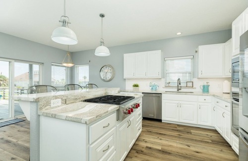 Jamaica Beach House | 5★ Waterfront home w/bikes & kayaks, fire pit! Amazing underwater fishing light