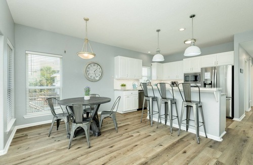 Jamaica Beach House | 5★ Waterfront home w/bikes & kayaks, fire pit! Amazing underwater fishing light