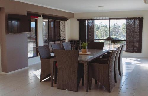 Stanthorpe House | 50 HALE HAVEN