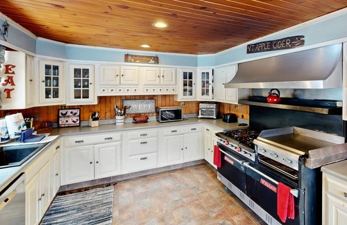 Londonderry House | 500 acre historic property w/private fishing lake, skiing + all-season fun