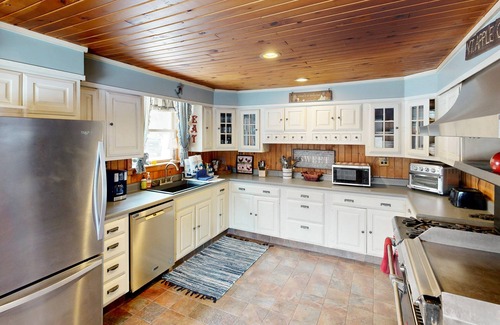Londonderry House | 500 acre historic property w/private fishing lake, skiing + all-season fun