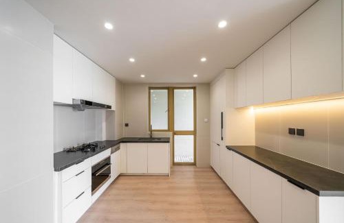 Huangpu Apartment | 500-square-meter river view luxury home with elevator access near Yu Garden